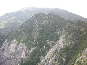 モッチョム岳から見た耳岳・割石岳